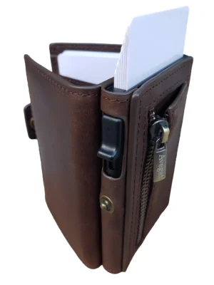 Billetera de cuero marrón con tarjetero metálico y protección RFID